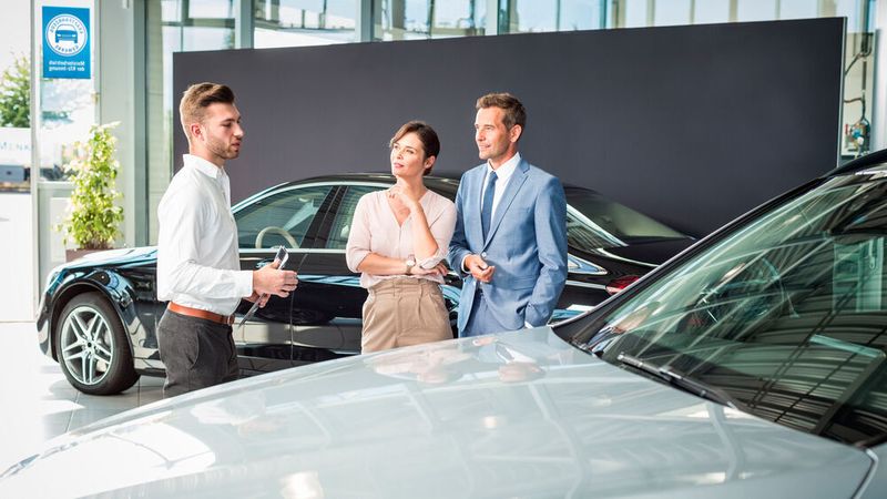 Wer sich noch in diesem Jahr für einen Autokauf entscheidet, kann von der gesenkten Mehrwertsteuer noch bis zum 31. Dezember profitieren.
