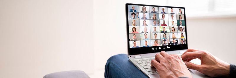 Mithilfe von Videokonferenzen können Mitarbeiter von zuhause oder unterwegs an Meetings teilnehmen.