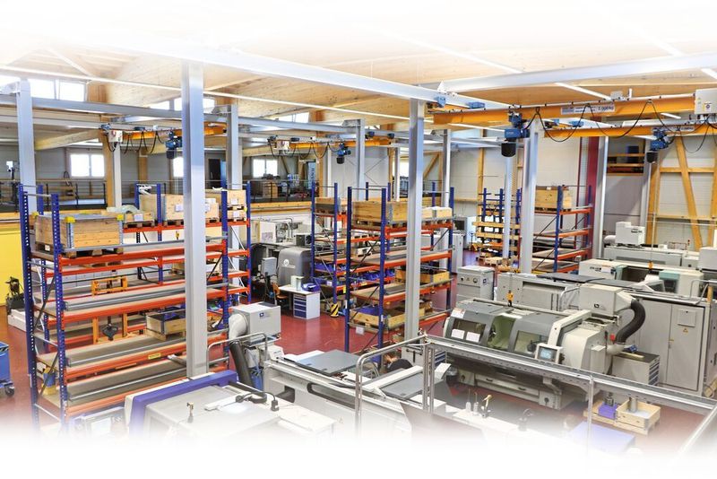 Aus Holz hat ATE die neue 2500 m² große Produktionshalle errichtet, besonders gut an der Dachkonstruktion zu erkennen.