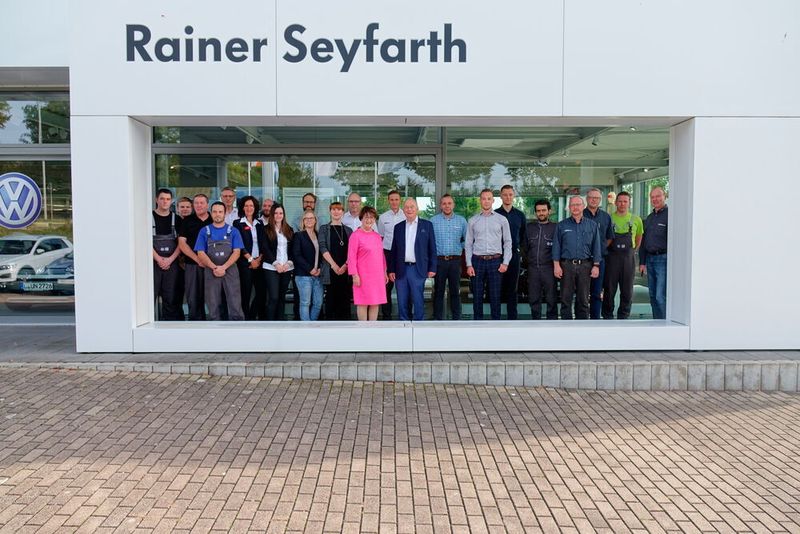 Das Unternehmerpaar Rainer und Marils Seyfarth (in der Mitte) mit ihrem Team.