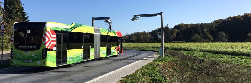 Schnellladepunkt in Osnabrück: Die E-Busse werden dort mittels Pantograf-Technologie geladen.