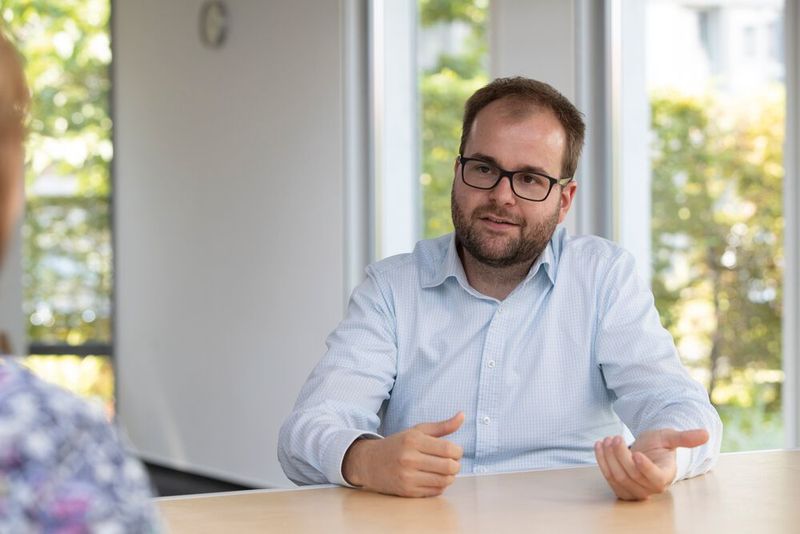 „Smart Sensoren bieten beispielhaft und überschaubar alle Funktionen und Features, die für den Einstieg in die Digitalisierung nötig sind“, erklärt Tobias Schmidt, Produktmananger Service bei der ABB AG.