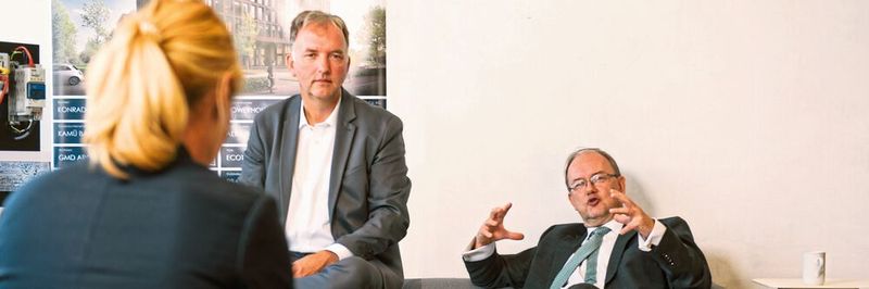 Christoph Ranze, Geschäftsführer der Lenze-Tochter (li.) und Frank Maier, Chief Technology Officer bei Lenze erklären die Gründe für den Bau des Digital Hub Industry im Gespräch mit konstruktionspraxis.