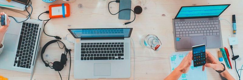 Der Einsatz eines Content Hubs bietet sich in nahezu jeder B2B-Branche an – vor allem dann, wenn Unternehmen komplexe Produkte und Dienstleistungen erklären müssen.