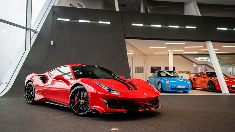 Vor der für Audi-Showrooms typischen Avus-Kurzve präsentiert David Finest Sports Cars künftig exklusive Sportwagen.