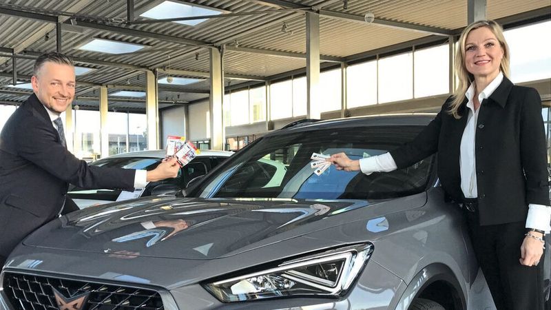 Gabriele Gieraths, Geschäftsführerin des Autohauses Gieraths, und Ewald Steinle, Flotten- und Gewerbekundenverkäufer, planen, die Safety-e-Aufkleber im ersten Schritt an alle Neuwagenkäufer zu verschenken.