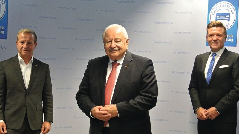 Das wiedergewählte ZDK-Präsidium steht vor großen Herausforderungen: Präsident Jürgen Karpinski (Mitte) und seine Vizepräsidenten Wilhelm Hülsdonk (rechts) und Thomas Peckruhn.