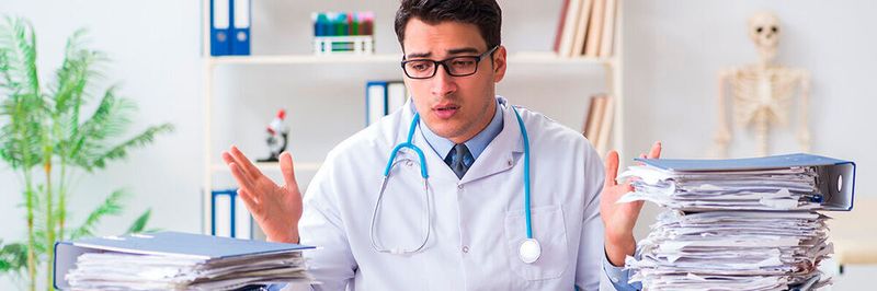 Administrative Aufgaben müssen im Gesundheitswesen oft noch ohne digitale Hilfsmittel erfüllt werden und kosten dadurch viel Zeit.