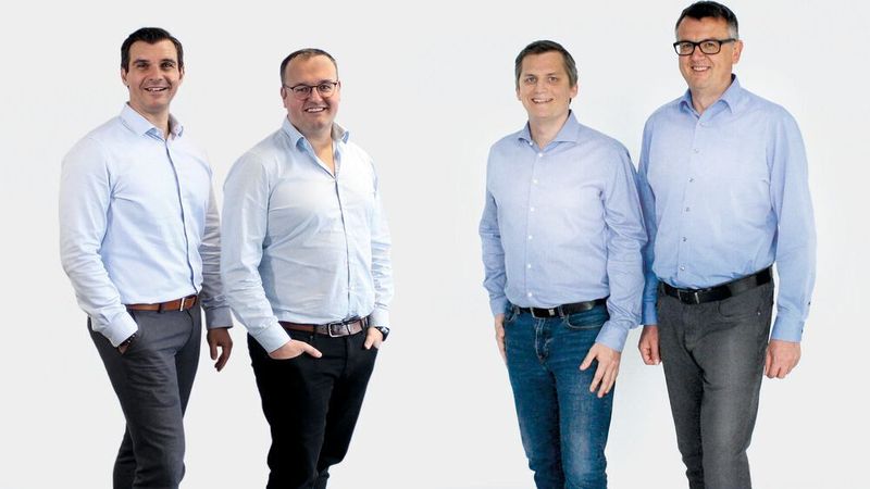 Erstmals kooperieren in der Robotik ein Getriebehersteller und ein Steuerungsexperte. Auf dem Bild: Marcus Löw (Geschäftsführer) und Daniel Obladen (Vertriebsleiter) von Nabtesco sowie Harald Dumhart (Produktmanager) und Christian Augdopler (Vice President) von Keba