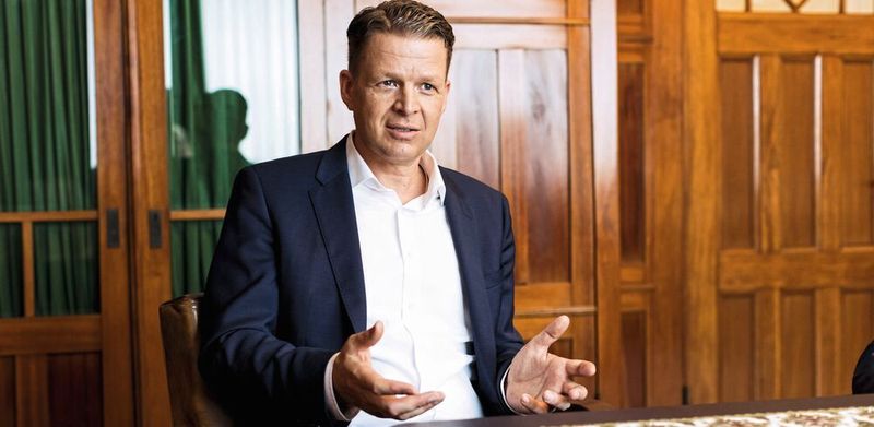 Jan Metzger, Geschäftsführer von COG im historischen „Chefbüro“ – ein passender Ort für geschichtliche Reflexion.