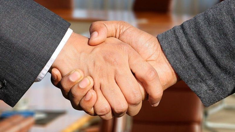 Damit es zum Handschlag und zu einer erfolgreichen Nachfolgeregelung bei der Betriebsübergabe kommen kann, braucht es mehr Anreize und weniger Bürokratie.