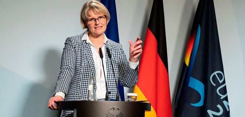 Bundesforschungsministerin Anja Karliczek stellt das neue Rahmenprogramm zur Mikroelektronik vor. Zwischen 2021 und 2024 sollen 400 Millionen Euro in die Entwicklung von Mikroelektronik-Technologien in Deuscthland fließen.