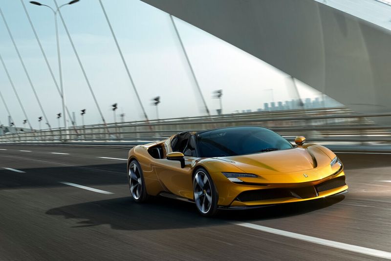 Ferrari hat mit dem SF 90 Spider eine offene Version des Stradale vorgestellt.
