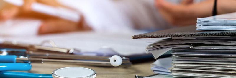 Administrative Aufgaben halten Ärzte, Pfleger und Krankenschwestern von ihrer eigentlichen Arbeit ab.