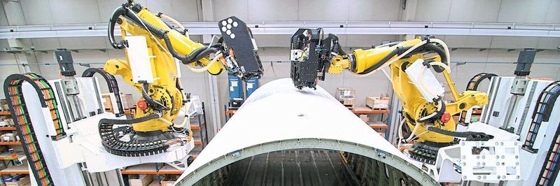 Bei schwerkraftbelasteten Achsen sind gefahrbringende Bewegungen infolge der Schwerkraft zu berücksichtigen. Deutlich werden diese Gefährdungen etwa bei Knickarmrobotern.