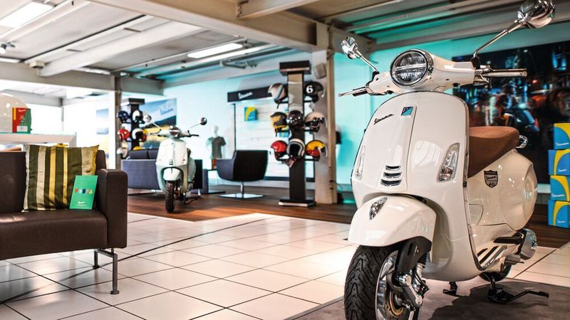 Vespa-Store im Autohaus: Die Graf-Hardenberg-Gruppe zielt in Karlsruhe als Partner von Vespa auf das studentische Publikum.