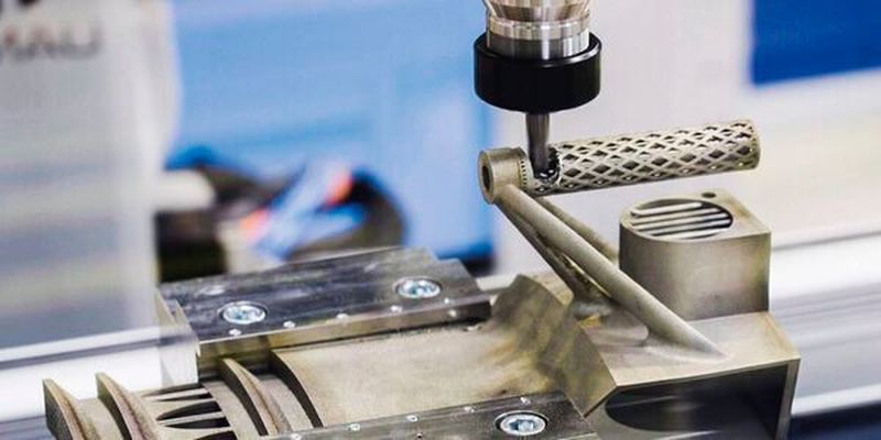 Das Fraunhofer Leitprojekt hat viele neue Technologien hervorgebracht, etwa die automatische, bauteilspezifische Nachbearbeitung durch einen Roboter.