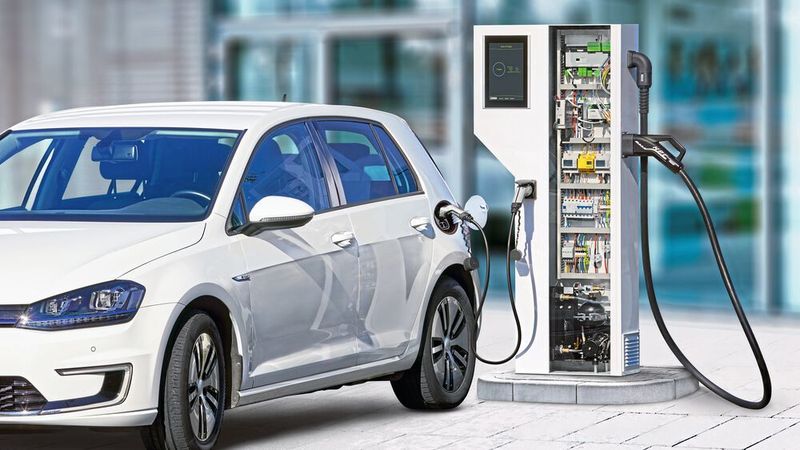 E-Mobility: Unter dem Namen Charx erweitert Phoenix Contact sein Angebot zur Elektromobilität.