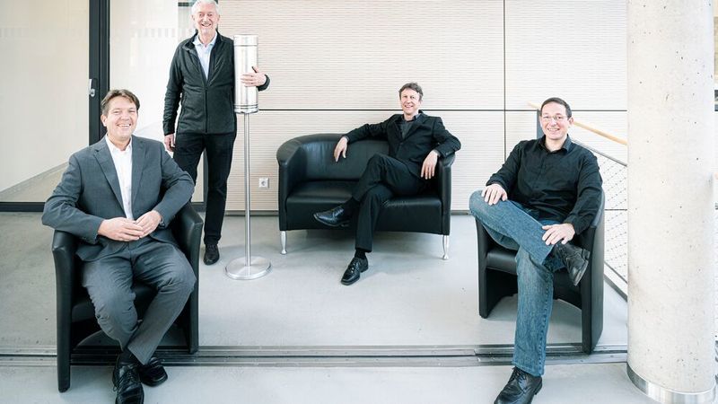 Sorgen für virenfreie Luft im Wartebereich: Die Aerobuster-Erfinder (von links) Thomas Blank, Horst Hahn, Jochen Kriegseis und Martin Limbach.