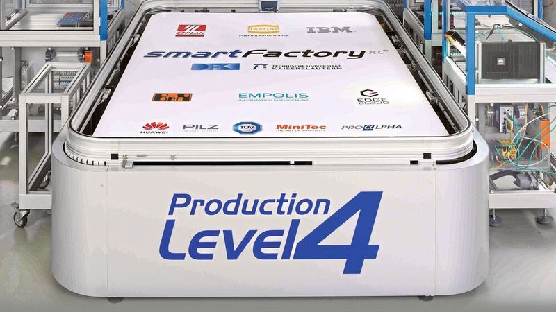 Smart Factory: Um die Vision „Production Level 4“ der SmartFactory KL zu unterstützen erarbeiten Experten verschiedener Steckverbinder-Hersteller und Softwareanbieter sowie wissenschaftliche Mitarbeiter der SmartFactoryKL und des DFKI gemeinsam Anwendungsfälle für einen intelligenten Steckverbinder. Ziel ist es, eine universelle Schnittstelle für Produktionsmodule zur Versorgungs- und Kommunikationsinfrastruktur zu beschreiben, die sicher bedient werden kann. Die Anwendungsfälle basieren auf Zusatzfunktionen des Steckverbinders für ein Sicherheitskonzept in einer modularen Produktion wie die (Selbst-)Verriegelung des Steckverbinders unter Spannung.