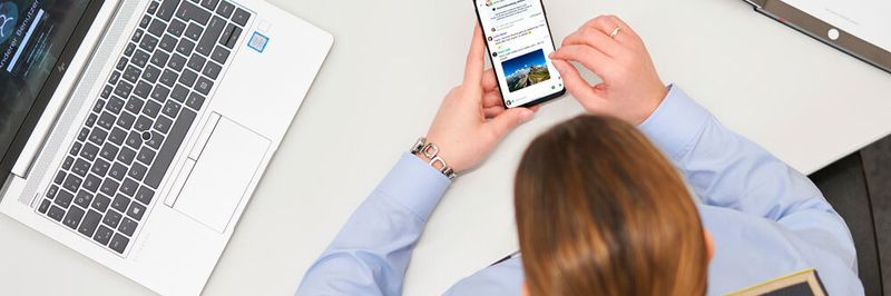 Soldatin mit Smartphone und BwMessenger-App