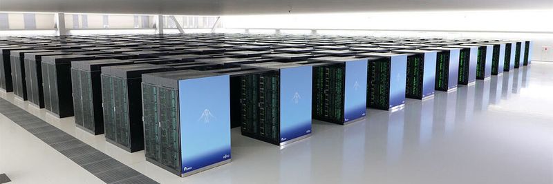 Im Frühjahr 2020 haben Fujitsu und Kunde Riken Center for Computational Science, die Welt mit dem leistungsfähigsten Supercomputer überrascht: „Fugaku“. Er basiert auf dem „A64FX“ SoC, ein von Fujitsu speziell optimierter ARM v8-A-Chip, die bisher einzige Implementierung der ISA v8.2-A SVE von ARM mit Unterstützung für skalierbare Vektorerweiterungen (SVE). Auch in der zweiten Top500-Liste darf das Cluster seine Krone behalten.