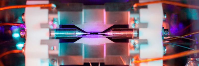 Ein Strontiumatom (das violette Licht in der Mitte) in dem elektrischen Feld einer Ionenfalle. Das Foto des österreichischen Physikers David Nadlinger gewann den Wissenschaftsfotografiepreis des Engineering and Physical Sciences Research Council des Vereinigten Königreichs.