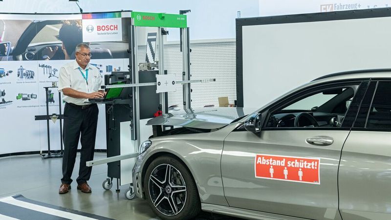 Anders als bei anderen Systemen funkioniert das Ausrichten beim DAS 3000 von Bosch – und das gelinge jetzt sogar noch schneller, verspricht der Hersteller.