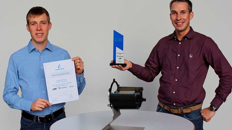 1. Platz in der Kategorie „Produkt und Anwendung“: Das Projekt DEmiL gewinnt den AVK Innovationspreis. Robert Maertens (links) und Steffen Reuter vom Fraunhofer ICT nehmen stellvertretend für das Gemeinschaftsprojekt DEmiL den Preis entgegen.