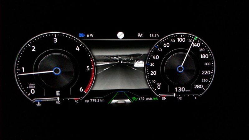 Einer Umfrage von Infratest zufolge ist die Mehrheit der deutschen Autofahrer für ein Tempolimit auf Autobahnen.