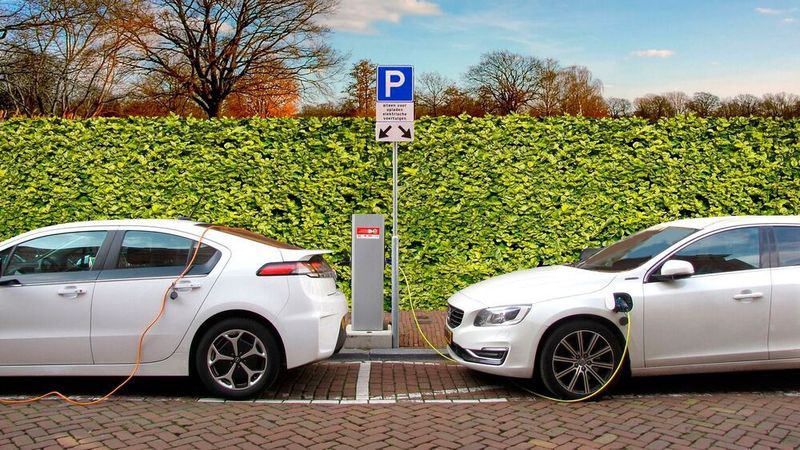 Die Möglichkeit, Akkus zu laden, soll vor allem auch an den üblichen Tankstellen für Fahrzeuge mit Verbrennungsmotoren ausgebaut werden.
