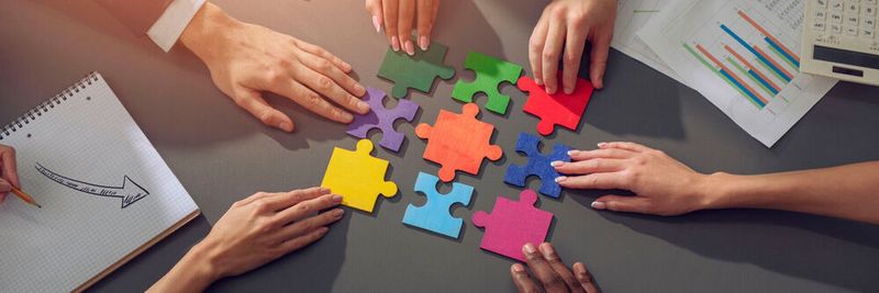 Mit Low-Code- und No-Code-Plattformen können auch Mitarbeiter aus anderen Fachbereichen einfach komplette Anwendungen zusammenpuzzeln.