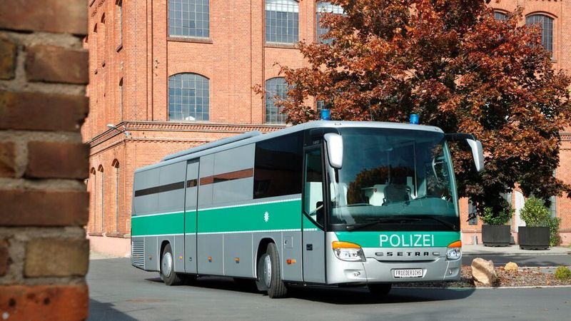 Eine Spezialität der Frankfurter Carl Friederichs GmbH sind Sonderschutzkarosserien wie bei diesem Polizeibus.