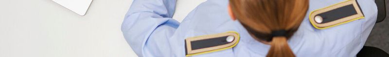 Soldatin mit Smartphone und BwMessenger-App
