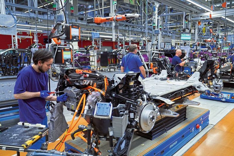 Fertigung des i3 in Leipzig. Die Wertschöpfungstiefe für E-Autos wie bei dem Modell von BMW ist für Zulieferer geringer. Gerade diejenigen Unternehmen, die bislang Technik für Verbrenner hergestellt haben, müssen eine neue Rolle finden.