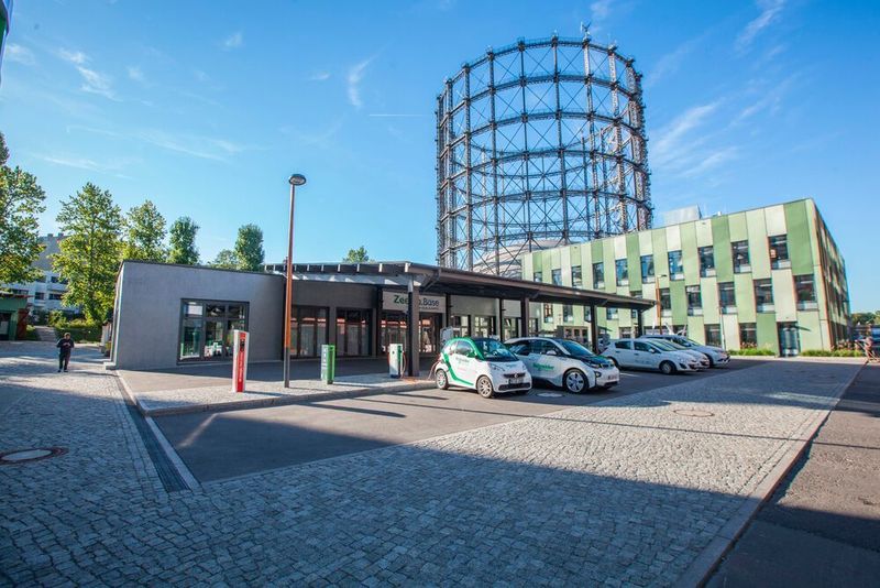 Das Stahlskelett des über 100 Jahre alten Schöneberger Gasometers steht, als Symbol für die vergangene Energieversorgung, inmitten des Berliner Euref-Campus – heute als Symbol der Energiewende.
