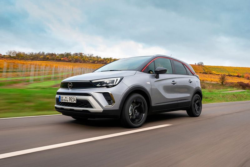 Nach fast dreieinhalb Jahren frischt Opel den Crossland auf.