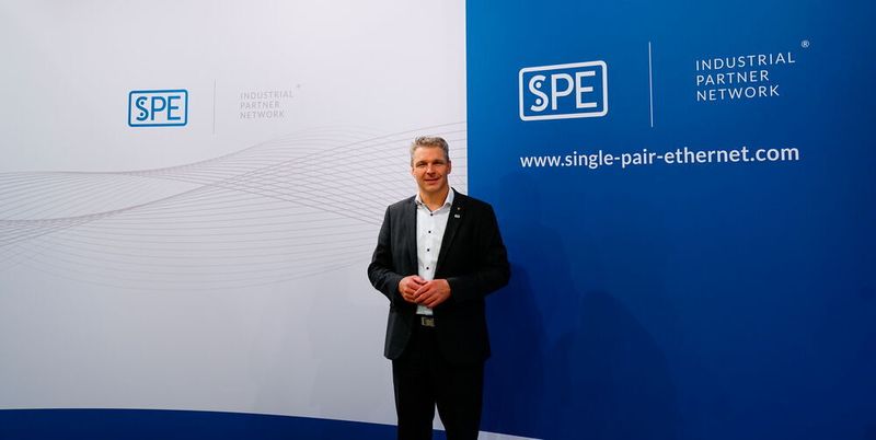 Frank Welzel, 1. Vorsitzender des Single Pair Ethernet Industrial Partner Network e.V., gab die Kooperation mit der AMA (Verband für Sensorik und Messtechnik e. V.) bekannt.
