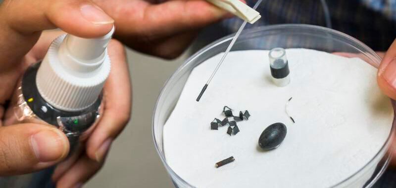 Mit einem Magnetspray sind Forscher in der Lage, kleinste Objekte zu beweglichen Robotern zu machen.
