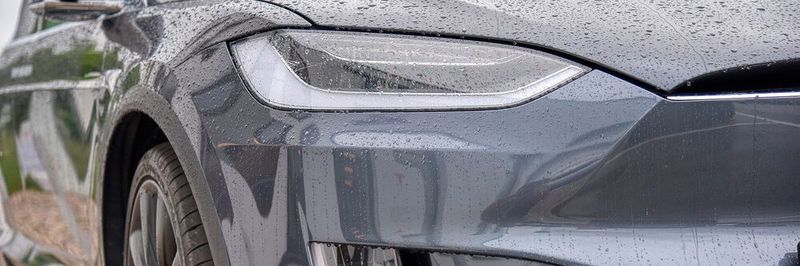 Drahtlos gehackt: Forscher konnten modifizierte Firmware per BLE in den Funkschlüssel eines Model X einschleusen. Tesla hat schnell reagiert und ein Update entwickelt, dass die Schwachstelle beheben soll.