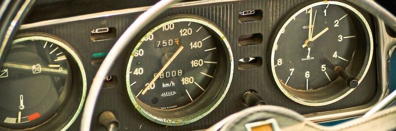 Mechanische Schalter und Regler in einem Fahrzeug: Ein Großteil der Fahrer bevorzugen sie. Doch wird Fahren mit Sprach-, Touch- und Gestensteuerung wirklich sicherer?