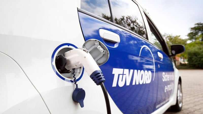 Elektro-Offensive beim TÜV Nord: Das Unternehmen elektrifiziert seine Firmenflotte und investiert in Ladeinfrastruktur zunächst an seinen drei Hauptstandorten.