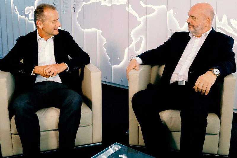 Volkswagen-Konzernchef Herbert Diess (li.) und der Gesamtbetriebsratsvorsitzenden Bernd Osterloh.
