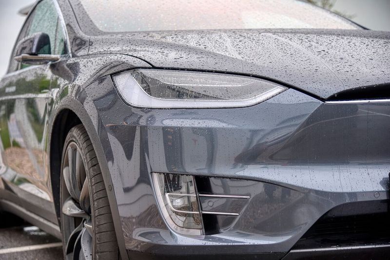 Drahtlos gehackt: Forscher konnten modifizierte Firmware per BLE in den Funkschlüssel eines Model X einschleusen. Tesla hat schnell reagiert und ein Update entwickelt, dass die Schwachstelle beheben soll.