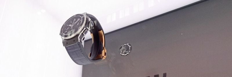 Mais comment cette montre tient ? Un mouvement lent met en scène la montre et ses composants, avec une poésie contemplative.