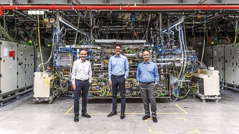 Deutscher Zukunftspreis 2020: Das Experten-Team vor dem weltweit stärksten gepulsten Industrielaser, der für die Licht-Erzeugung eingesetzt wird, um die EUV-Lithografie zu ermöglichen (v.l.) Dr. Peter Kürz, Zeiss Sparte SMT, Dr. Michael Kösters, Trumpf Lasersystems for Semiconductor Manufacturing und Dr. Sergiy Yulin, Fraunhofer-Institut für Angewandte Optik und Feinmechanik IOF.