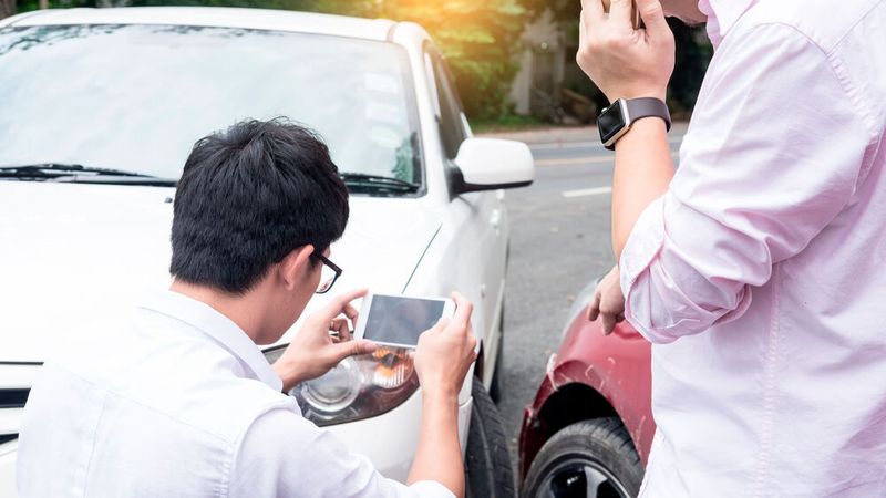 Nach einem Unfall sollten alle Beteiligten die Situation möglichst unverändert und gründlich dokumentieren. Laut dem TÜV Rheinland lässt sich im Streitfall die Schuldfrage so möglichst genau beantworten.