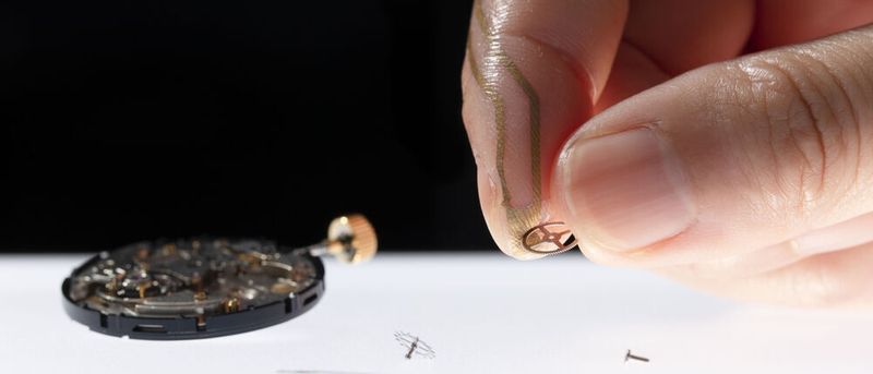 Ein ultradünner Nanomesh-Sensor kann den mit einer Fingerkuppe ausgeübten Druck amessen, der Tastsinn wird dabei nicht beeinträchtigt.