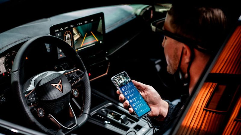 In der virtuellen Cupra Garage übertragen die Smart Glasses eines Markenexperten das Bild an den Kunden.
