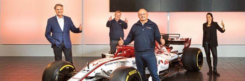 De gauche à droite : Jochen Nutz (PDG de Walter Meier (solutions pour l'usinage) SA, partenaire de Sauber Motorsport AG), Ernst Keller (directeur de production, Sauber Motorsport AG), Frédéric Vasseur (Team Principal Alfa Romeo Racing ORLEN et PDG de Sauber Motorsport AG) et Marina Hofstetter (rédactrice MSM).